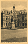 262 Gezicht op het Academiegebouw (Domplein 29) te Utrecht met op de voorgrond het standbeeld Jan van Nassau (Domplein).